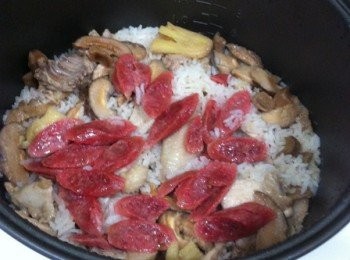step4: 待電鍋自動煲好直到米飯熟為止，味道欠佳可以加少許淡醬油調味~