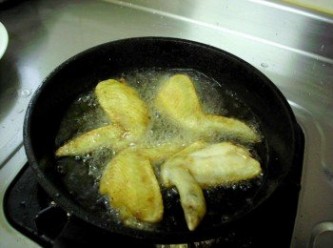 step1: 將雞翅炸好備用，所有食材洗淨切好備用