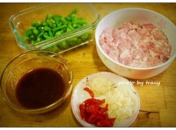 step2: 所有<span class="group_1">食材</span><span class="group_2">調味料</span>可以提前準備好,豆子切成細粒,
薑蒜辣椒類切末,絞肉記得要把血水先擦乾喔,
否則會影響成品的味道!!