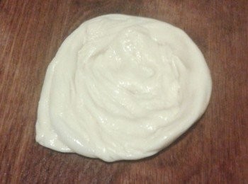 step5: 再壓扁成像手搬大。 在不沾鍋上下少許油，煎薄餅至兩邊金黃色，約一至兩分鐘即成！