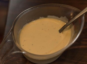 step6: 忌廉及蛋黃打勻，加足夠鹽及黑椒調味