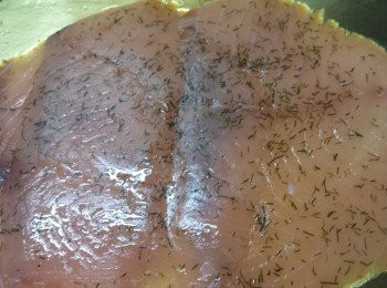 step6: 將煙三文魚切碎與蛋、洋蔥、粟米粒及奇妙醬拌勻成為煙三文魚粟米沙律。