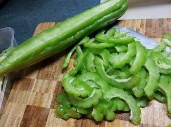 step4: 長身苦瓜切開兩邊,用匙羹刮去中間所有籽,沖洗乾淨後切薄片
