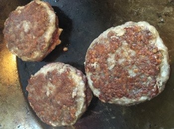 step2: 燒熱油鍋，見到白煙然後放入漢堡扒大火煎20秒。然後收中小火煎至金黃色，反面轉大火輕煎20秒，然後加入少少水，蓋上鑊蓋轉小火焗熟即可。(因漢堡排偏厚，所以要利用蒸汽慢火焗熟)