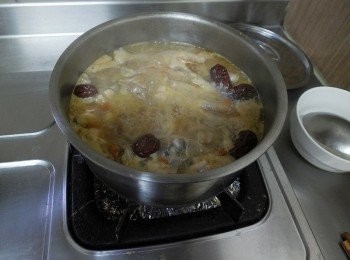 step4: 電鍋跳起後，再用爐火(中小火)熬煮至膠質出來，