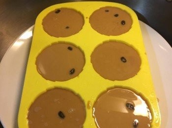 step5: 之後加入蒸好既紅豆、倒入粉漿，以大火隔水蒸約15-20分鐘，用牙籤拮一下實就熟了