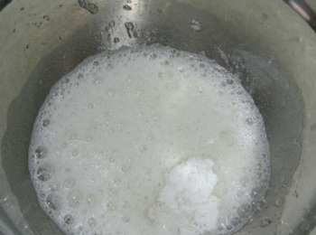 step5: 蛋白用電動打蛋器打出泡後，加入三分之一白糖。