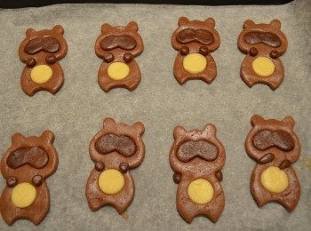 step10: 原色的麵糰同樣的方法擀成約0.2厚的麵皮，用模具壓出圓形，再填入淺啡色麵皮的肚皮中。