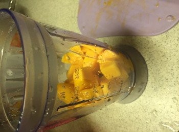 step2: 另外的1個半芒果同樣切粒, 放入攪拌機內