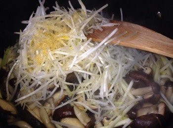 step5: 下韮黃和銀芽一齊炒 (下蒜粉)， 把調味（蠔油、老抽、麻油、雞粉、糖攪均