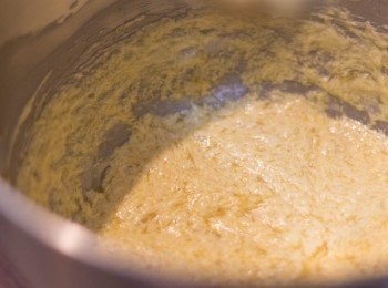 step5: 加入香蕉，用 高速 多打 1 分鐘至完全混合，然後加入第一隻雞蛋，打多 30 秒後加入第二隻雞蛋及雲尼拿香油，多打 30 秒