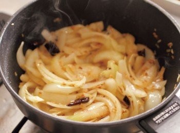 step9: 打開鍋蓋開大火，充分拌炒至洋蔥變軟。