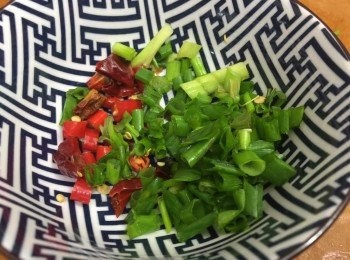 step9: 蔥洗淨切去根部後切粒
指天椒洗淨去蒂後切粒