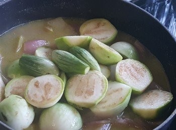 step8: 將泰國迷你茄子加入。