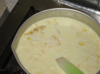 step6: 粟米奶煮熱有小泡泡, 然後加進魚膠牛奶,煮至魚膠片完全溶化