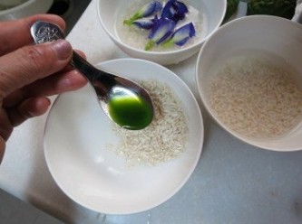 step3: 將香蘭葉的原汁加入泡過水的糯米