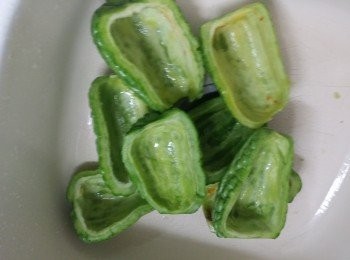 step2: 涼瓜去囊切件