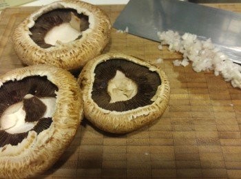 step1: <span class="group_2">醬料</span>攪混備用,用油爆香乾蔥蓉,炒軟菇片後加<span class="group_2">醬料</span>。