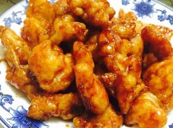 step4: 炒鍋控淨油，倒入甜酸醬，燒至甜酸醬濃稠後淋少許明油，倒入炸好的龍利魚翻炒裹上汁裝盤。