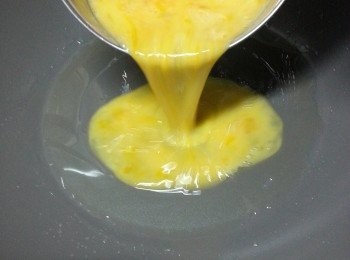 step4: 起油鑊先將蛋炒熟,炒至乾身