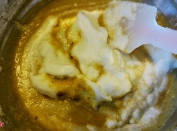 step7: 將打好的蛋白慢慢拌(Flip)入薑汁紅棗麵糊中至完全混合即可。