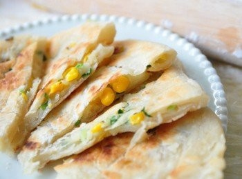 step6: 用料理剪刀剪成一片片，不但有傳統的蔥花..還有香甜的玉米粒在裡面喔~