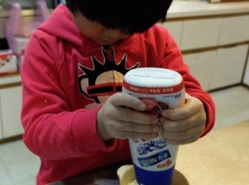 step4: 用力擠上鷹牌煉奶