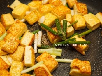 step3: 接著加入糖，並把糖炒到融化。