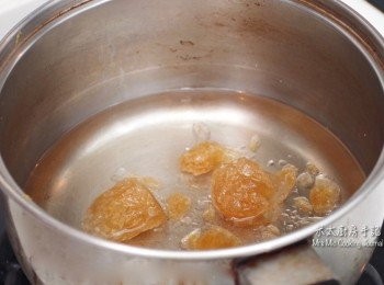 step3: 在煲內放入米醋、酒和冰糖，煲至糖溶後，關火，攤凍。