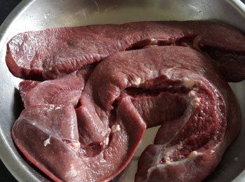 step3: 豬橫脷，清洗後切去中間位置的脂肪