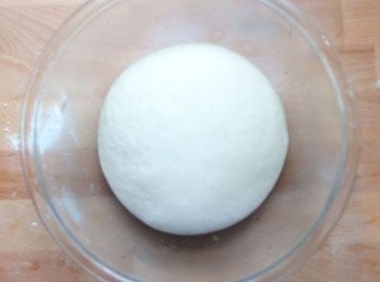 step9: 將大調裡碗抹上薄薄一層油,麵糰放入蓋上濕布或保鮮膜,發酵至麵糰兩倍大(約50-60分鐘,時間依季節溫度而定)