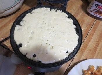 step7: 當華夫鐵機熱，用少許牛油輕拍，然後舀一杯量的麵糊到鐵的中心。按照您的華夫餅乾機需要多長時間烤熟。（我大約需要3 - 每4分鐘） 可做3個。Pour the batter onto the hot waffle iron (mine takes about 1cup) and cook until the waffle is crisp and nutty brown (follow the manufacturer's instructions for timing at first and the