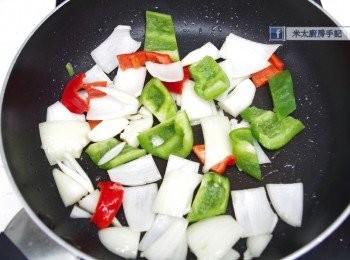 step4: 把湯匙油下鍋燒熱，下彩椒和洋蔥炒2分鐘至材料變軟，上碟備用。
