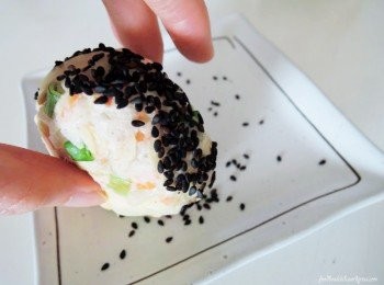 step2: 將混合好的蔬菜弄成球狀，側邊以滾動的方式沾上黑芝麻。