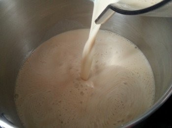step7: 將已攪拌好的合桃糊倒入煲內煮滾,(要不停攪拌防痴底)試甜味