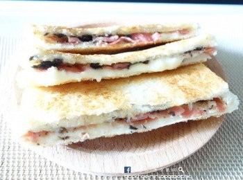 step4: 再把三文治切成一口闊度的長條狀即可，記得芝士一定要呈半溶才行呀！