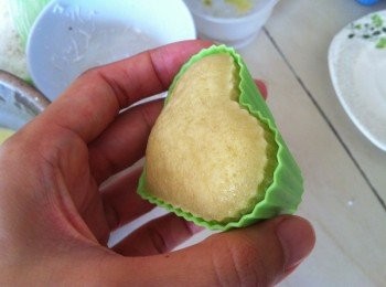 step8: 蒸好的時候可以看見小糕點自動脫模，這是沒有加入任何油分就開輕易取出。