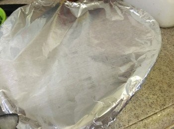 step4: 將錫紙蓋好大碟, 煮熱滾水後, 中大火隔水蒸10-14分鐘, 焗2分鐘即成, 上碟時灑上餘下的瑤柱絲,蔥花及甜醬油