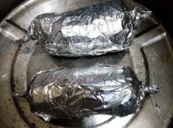 step2: 去骨雞腿醃鹽和料理米酒，靜置10分鐘。每個去骨雞腿肉皮朝下肉朝上包入金棗3粒，捲起來用鋁箔紙捲起來。入電鍋料理，外鍋放1又1/2水，蒸15分鐘取出。內鍋放入冰塊冰鎮放涼。切片擺盤。蕃茄一粒切對半切片裝飾盤邊緣。