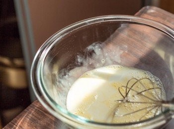 step2: 於另一個大碗中加入雞蛋及牛奶拌勻