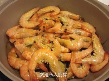 step2: 海蝦加鹽攪混合備用,將薑和蔥加熱後放海蝦再加入熱水,蓋蓋明火焗三分鐘即成。