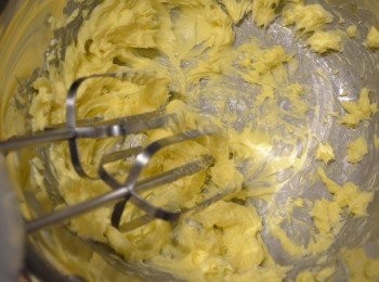 step2: 無鹽牛油放入盆中用電動攪拌器打至乳霜狀。
