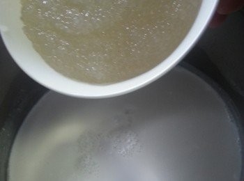 step5: 西米加入已涼透的糖水中拌勻