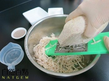 step2: 將芋頭洗淨去皮，切成細絲