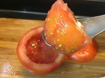 step2: 將蕃茄肉挖出，但唔好挖太多肉，否則蕃茄太薄就裝唔到飯。