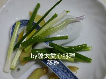 step1: 雞洗乾淨，用鹽，胡椒粉，米酒，雞粉擦於雞内外，按摩幾下，硽半小時。