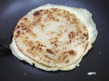 step5: 把抓餅放在蛋液上!! 讓它們黏在一起~~~~