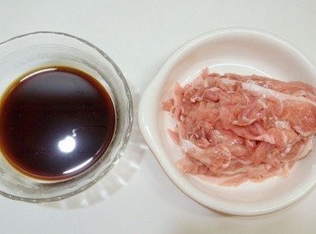 step1: 將肉片兩面都沾上少許太白粉,<span class="group_2">調味料</span>調好預備