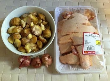 step1: 先用4湯羮豉油雞汁醃雞件15分鐘；紅蔥頭切粒備用；