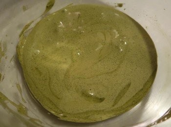 step2: 將抹茶粉過篩拌入打發蛋黃，持續混合均勻備用。